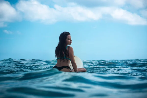 青い海に白い波板の上にサーファーの女の子の肖像写真バリの水から — ストック写真