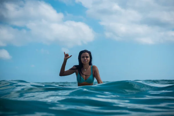 青い海に白い波板の上にサーファーの女の子の肖像写真バリの水から — ストック写真