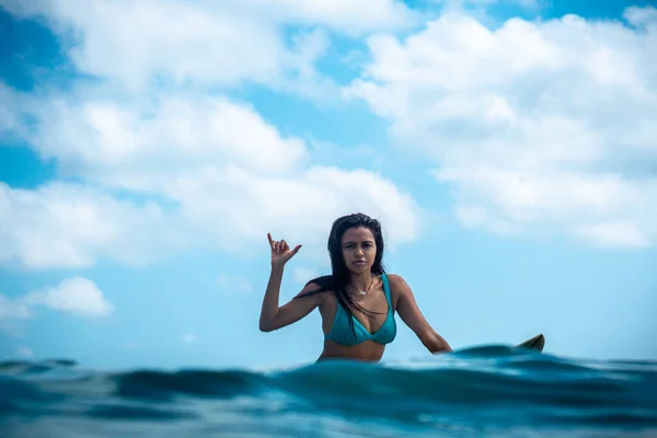 Retrato Surfista Menina Prancha Surf Branco Oceano Azul Retratado Partir — Fotografia de Stock