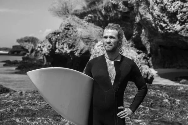 Retrato Preto Branco Surfista Homem Bonito Terno Preto Segurando Prancha — Fotografia de Stock