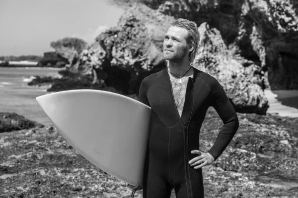 Retrato Preto Branco Surfista Homem Bonito Terno Preto Segurando Prancha — Fotografia de Stock