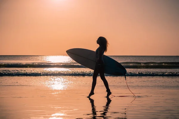 Retrato Mujer Surfista Con Hermoso Cuerpo Playa Con Tabla Surf — Foto de Stock