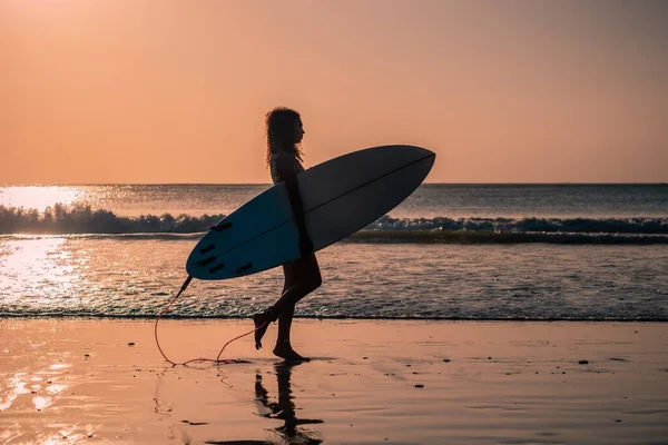 Retrato Mujer Surfista Con Hermoso Cuerpo Playa Con Tabla Surf — Foto de Stock