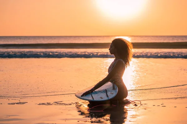 Porträt Einer Surferin Mit Wunderschönem Körper Strand Mit Surfbrett Bei — Stockfoto