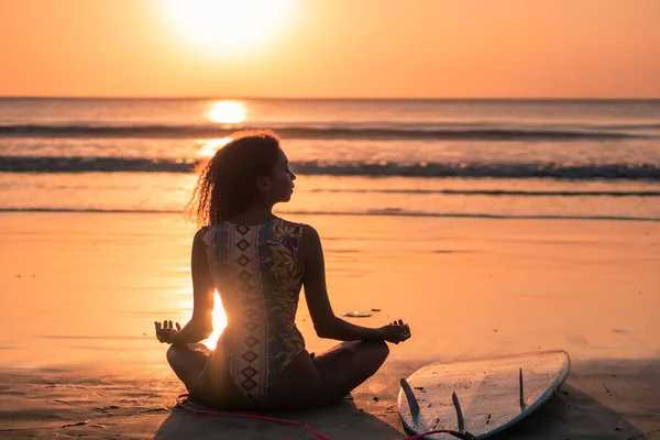 巴厘岛五彩缤纷的夕阳西下 在海滩上与冲浪板一起冲浪的女性形象 — 图库照片