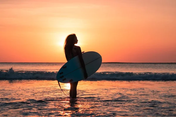 Портрет Жінки Серфера Гарним Тілом Пляжі Дошкою Яскравому Заході Сонця — стокове фото