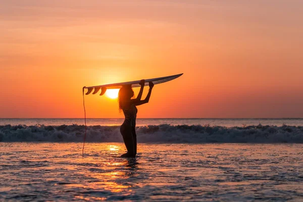 Портрет Жінки Серфера Гарним Тілом Пляжі Дошкою Яскравому Заході Сонця — стокове фото
