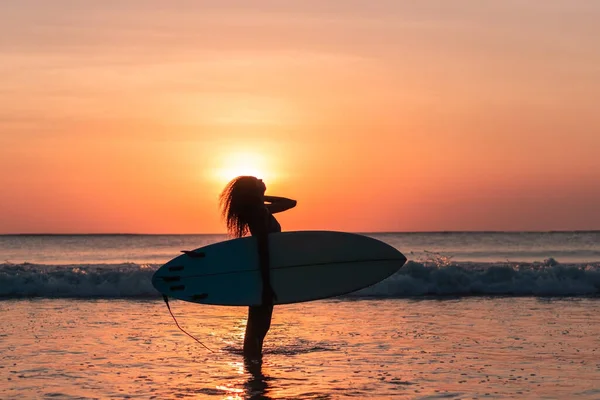 Porträt Einer Surferin Mit Wunderschönem Körper Strand Mit Surfbrett Bei — Stockfoto