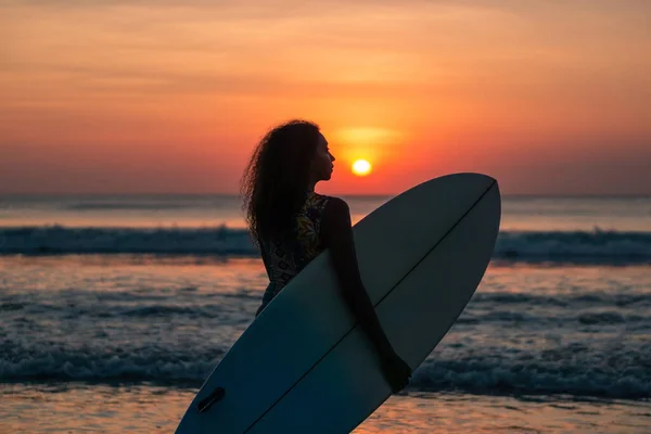 Bali Günbatımında Sörf Tahtasıyla Sahilde Güzel Vücutlu Bir Kadın Sörfçü — Stok fotoğraf