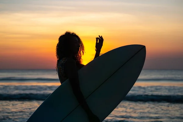 Porträt Einer Surferin Mit Wunderschönem Körper Strand Mit Surfbrett Bei — Stockfoto