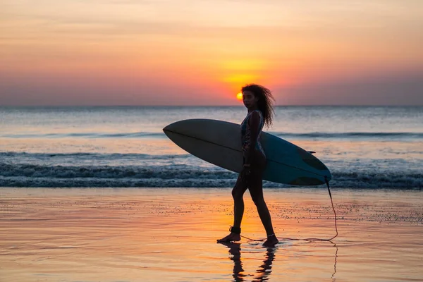 Porträt Einer Surferin Mit Wunderschönem Körper Strand Mit Surfbrett Bei — Stockfoto
