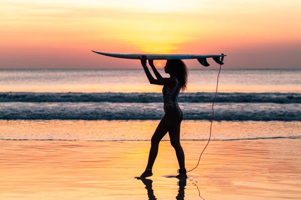 Retrato Surfista Mulher Com Belo Corpo Praia Com Prancha Surf — Fotografia de Stock