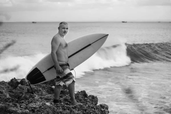 Preto Branco Retrato Bonito Surfista Homem Sem Camisa Segurando Prancha — Fotografia de Stock