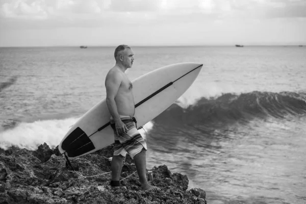 Preto Branco Retrato Bonito Surfista Homem Sem Camisa Segurando Prancha — Fotografia de Stock