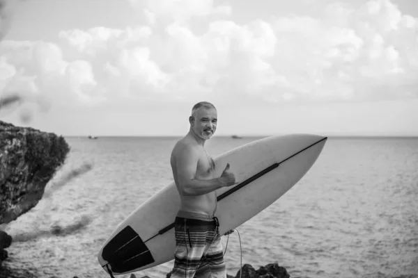 Portrait Noir Blanc Beau Surfeur Torse Tenant Une Planche Surf — Photo