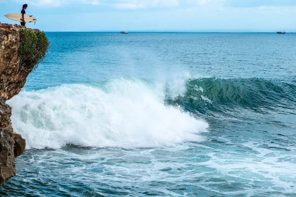 巴厘岛的蓝浪和悬崖 — 图库照片