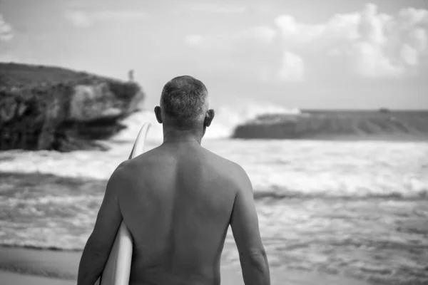 Retrato Surfista Hombre Sin Camisa Guapo Sosteniendo Tabla Surf Blanca — Foto de Stock