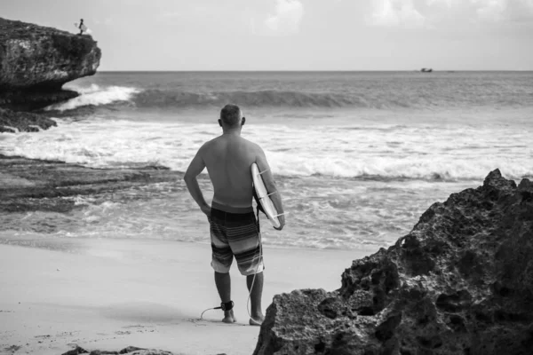 Preto Branco Retrato Bonito Surfista Homem Sem Camisa Segurando Prancha — Fotografia de Stock