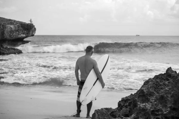 Preto Branco Retrato Bonito Surfista Homem Sem Camisa Segurando Prancha — Fotografia de Stock