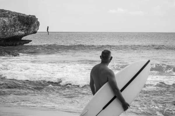 Retrato Bonito Surfista Homem Sem Camisa Segurando Prancha Surf Branco — Fotografia de Stock