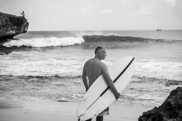 Retrato Bonito Surfista Homem Sem Camisa Segurando Prancha Surf Branco — Fotografia de Stock