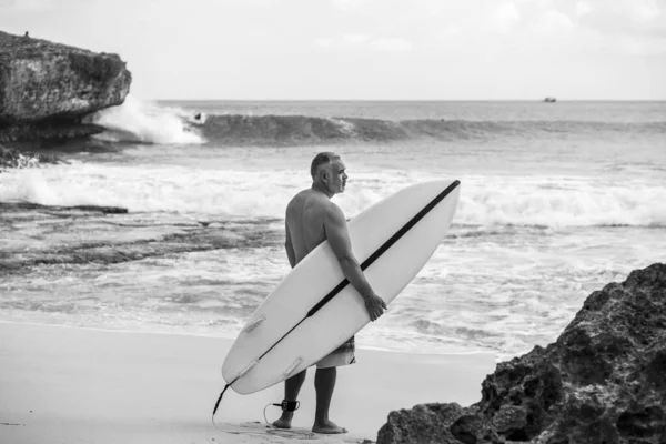 Retrato Blanco Negro Del Guapo Surfista Hombre Sin Camisa Sosteniendo — Foto de Stock