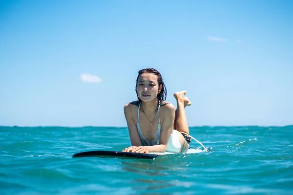 サーフボードの上のサーファーの女の子の肖像 バリ島の水から写真 — ストック写真