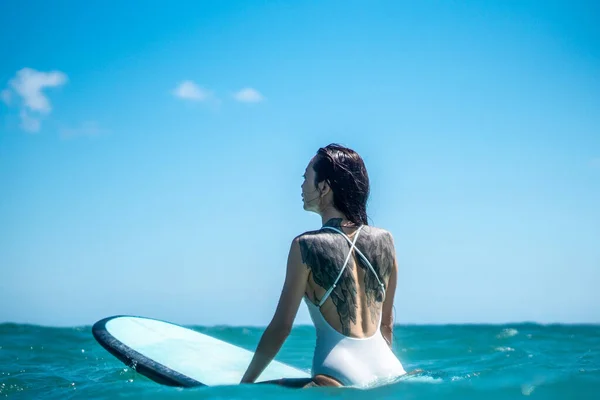 Retrato Menina Surfista Com Tatuagem Prancha Surf Oceano Azul Retratado — Fotografia de Stock