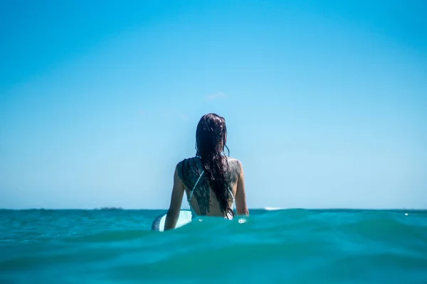 サーフボードの上のサーファーの女の子の肖像 バリ島の水から写真 — ストック写真
