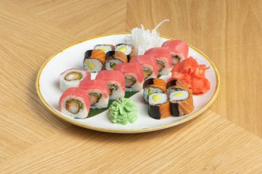 Ton balıklı, somonlu, karidesli, zencefilli, daikon turplu ve wasabi soslu suşi. Asya geleneksel yemekleri.