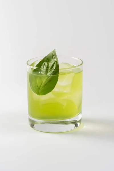 Alcoholische Cocktail Met Basilicum Glazen Beker Witte Achtergrond — Stockfoto