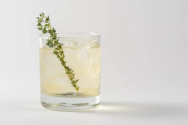 Alcoholische Cocktail Versierd Met Tijm Een Glas Een Witte Achtergrond — Stockfoto