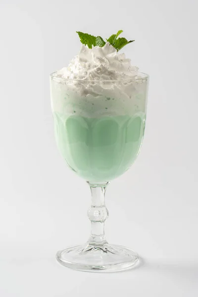 Naneli süt protein karışımı, çırpılmış krema ve nane şurubu beyaz bir tabakta..