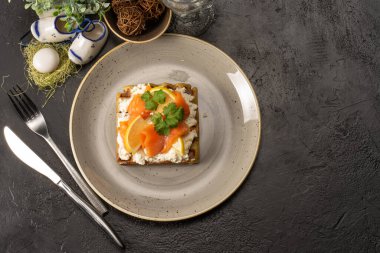 Süzme peynirli Belçika waffleları, krem peynir ve limonlu turşu, kahvaltıda maydanoz yapraklarıyla süslenmiş. Çay veya kahve için sağlıklı bir tatlı..