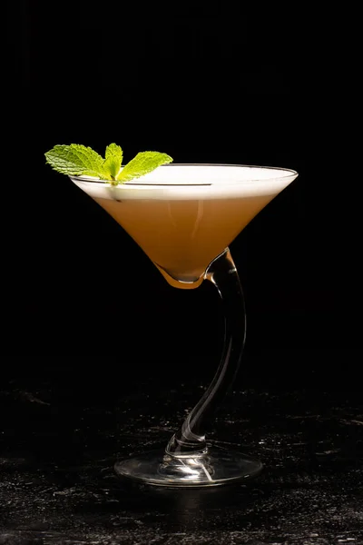 Alcoholische Cocktail Een Doorzichtige Glazen Beker Een Zwarte Achtergrond — Stockfoto