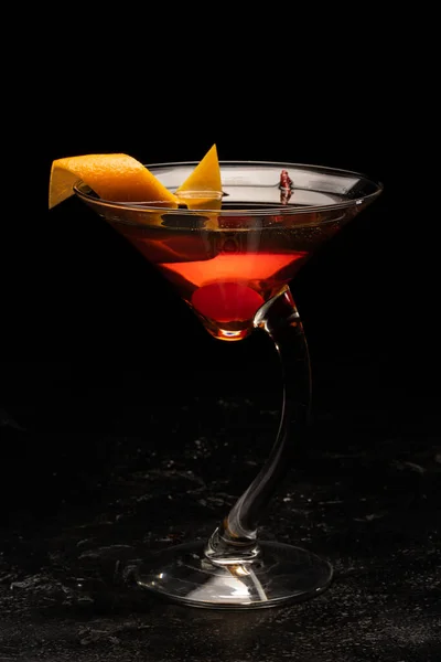 Alcoholische Cocktail Een Doorzichtige Glazen Beker Een Zwarte Achtergrond — Stockfoto
