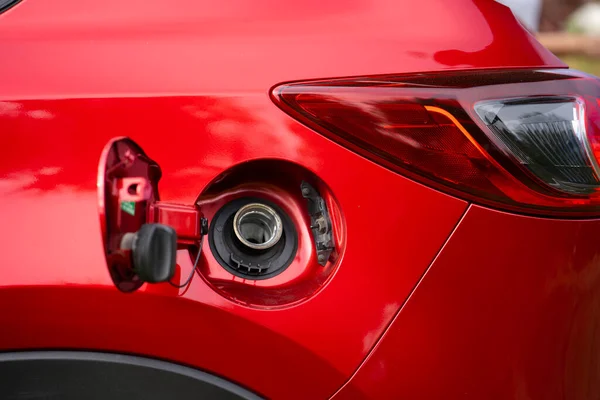Czapka Otwartym Zbiornikiem Paliwa Czerwonego Samochodu Napełniania Benzyny Lub Oleju — Zdjęcie stockowe