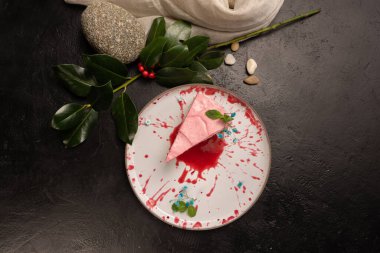 Çocuk oyuncağı. Böğürtlen soslu ahududu tatlısı, reçel, taze çiçekler ve nane yaprakları. Hayat turta ve çaydanlıkla dolu.