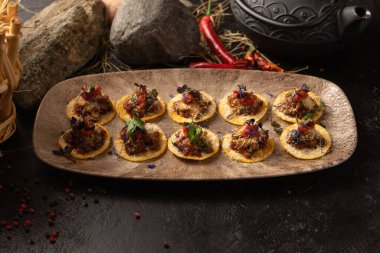 Nachos. Patates cipsi ve baharatlı marine edilmiş etten yapılmış baharatlı bir Meksika yemeği.