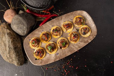 Nachos. Patates cipsi ve baharatlı marine edilmiş etten yapılmış baharatlı bir Meksika yemeği.