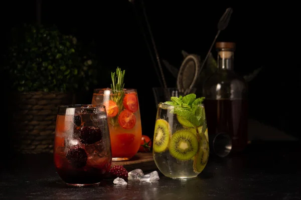 Ein Set Mit Drei Getränken Mit Brombeere Kiwi Und Minze — Stockfoto