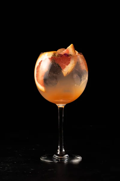 Alcoholische Cocktail Met Grapefruit Ijs Een Transparant Glas Een Donkere — Stockfoto