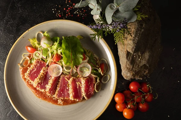 Thunfischscheiben Mit Gemüsesalat Aus Kirschtomaten Radieschen Zwiebeln Salat Und Adjika — Stockfoto