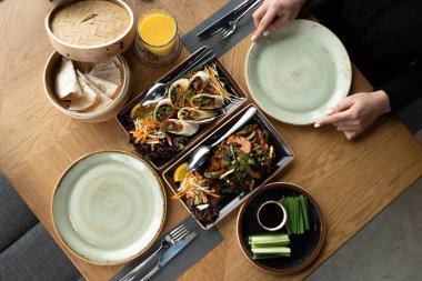 Restoranda bir masada yalnız bir kız merhum erkek arkadaşını ya da kız arkadaşını bekliyor. Pekin ördeği ve baharatlı yemekler. Restoranda akşam yemeği..