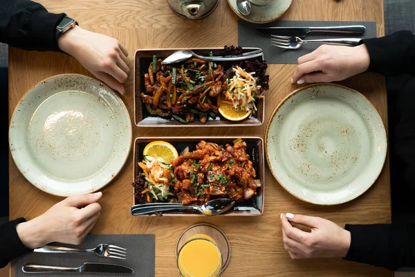 Masada bir kız ve bir erkek bir Asya restoranında akşam yemeği ya da öğle yemeği yiyorlar. Restoranda öğle yemeği. İki kişilik romantik yemek..