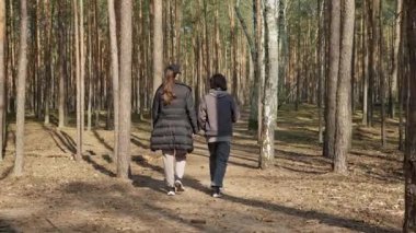 Bir anne ve oğlu güneşli bir çam ormanında yürüyüş yaparken iç açıcı bir konuşma yapıyorlar. Aile birlikte kaliteli zaman geçirmeyi, doğa yürüyüşünün ve aktif bir yaşam tarzının tadını çıkarmayı..