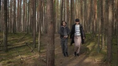 Bir çocuk ve annesi orman yolunda yürürken hoş bir sohbet ederler. Aile aktif bir doğa yürüyüşünün keyfini çıkarıyor, bir anlık bir bağ paylaşıyor ve doğada kendiliğinden eğlence yaratıyor..