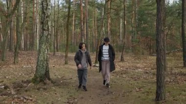 Bir oğul, orman yürüyüşünde annesini dinleyen annesine heyecan verici bir hikaye anlatırken aktif olarak hareket eder. Açık iletişim, deneyim paylaşımı ve pozitif ebeveyn-çocuk bağı anı.