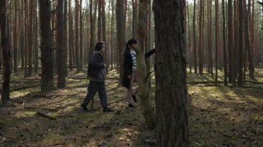 Bir kadın ve oğlu ormanın derinliklerinde yürüyüş yapıyorlar. Aile maceradan zevk alıyor, vahşi doğayı keşfediyor ve dağılmış yoldan uzaklaşırken doğayı gözlemliyor..