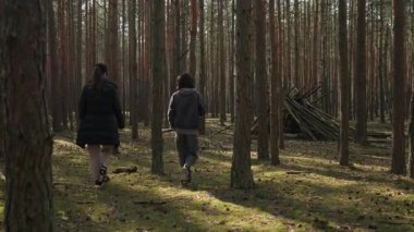 Bir kadın ve oğlu ormanda eğlenceli bir macera sırasında dallardan yapılmış gizli bir kale keşfettiler. Aile kırsal bir oyun evi buluyor, hayal gücünü ateşliyor ve çocukluk oyunları oynuyor..